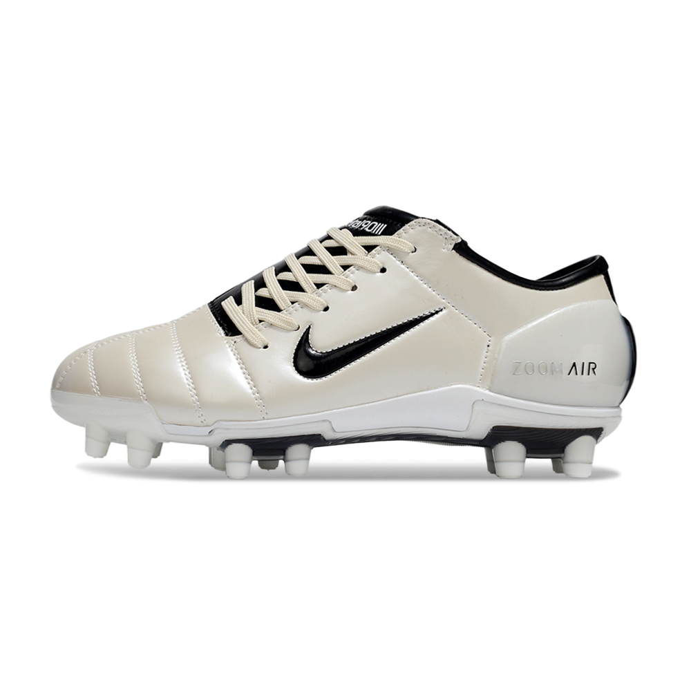 Chuteira Nike Total 90 FG Branca e Preta lateral com design elegante e tecnologia para desempenho em campo.