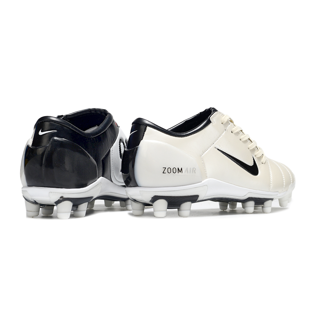 Chuteira Nike Total 90 FG Branca e Preta com detalhes em preto e tecnologia Zoom Air, ideal para desempenho em campo.