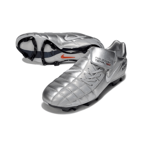 Chuteira Nike Total 90 FG Prata e Branco, design clássico em prata e branco para futebolistas.
