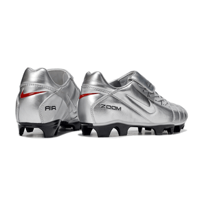 Chuteira Nike Total 90 FG Prata e Branco com design em prata e detalhes em vermelho
