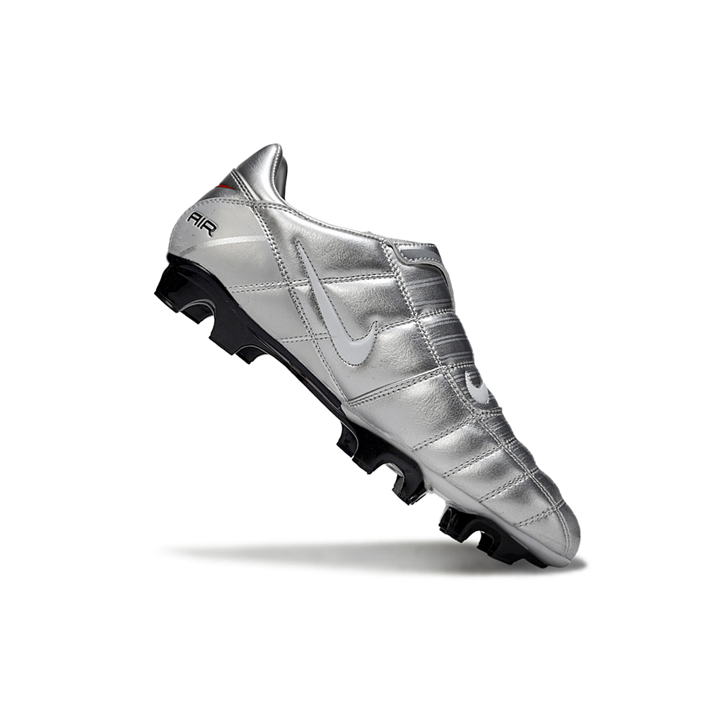 Chuteira Nike Total 90 FG Prata e Branco vista lateral sobre fundo branco