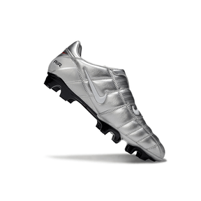 Chuteira Nike Total 90 FG Prata e Branco vista lateral sobre fundo branco