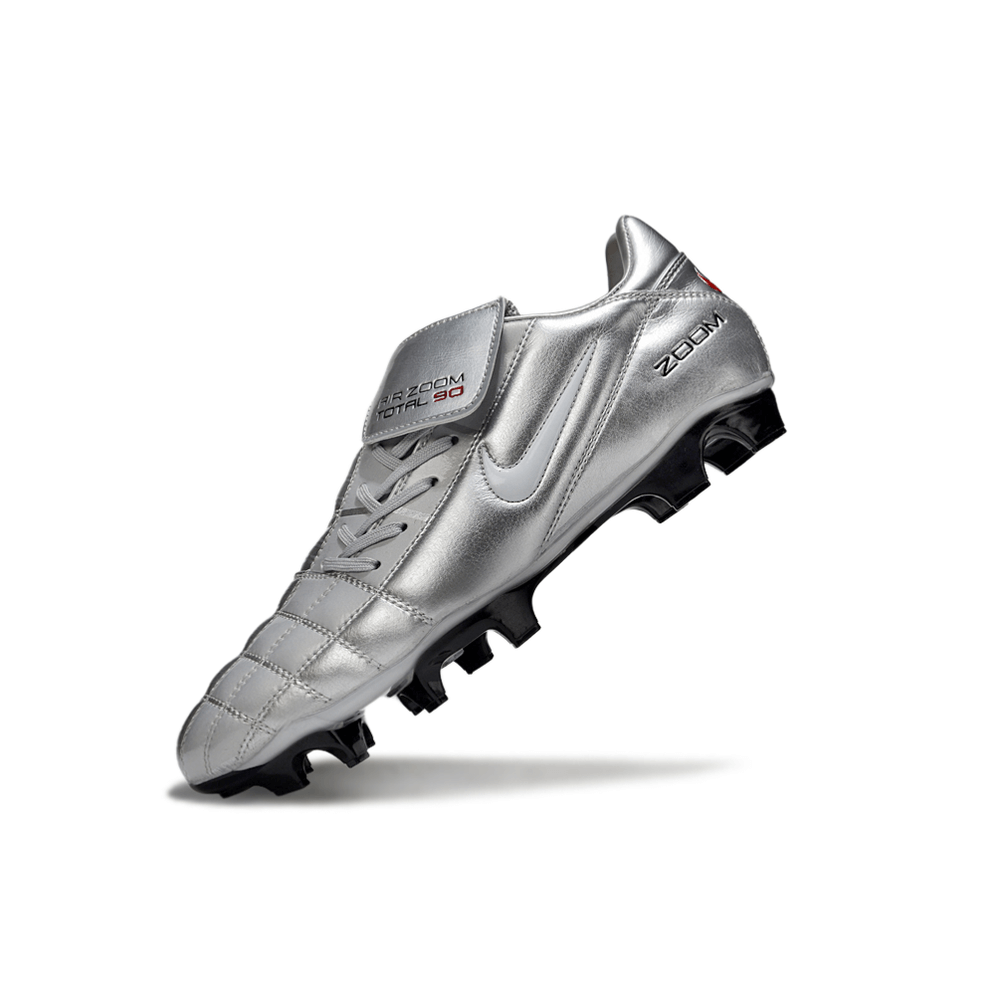 Chuteira Nike Total 90 FG Prata e Branco com design sofisticado e tecnologia de ponta.