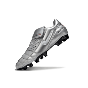 Chuteira Nike Total 90 FG Prata e Branco com design sofisticado e tecnologia de ponta.