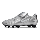 Chuteira Nike Total 90 FG Prata e Branco com design clássico e tecnologia avançada para desempenho em campo.