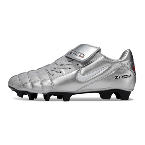 Chuteira Nike Total 90 FG Prata e Branco com design clássico e tecnologia avançada para desempenho em campo.