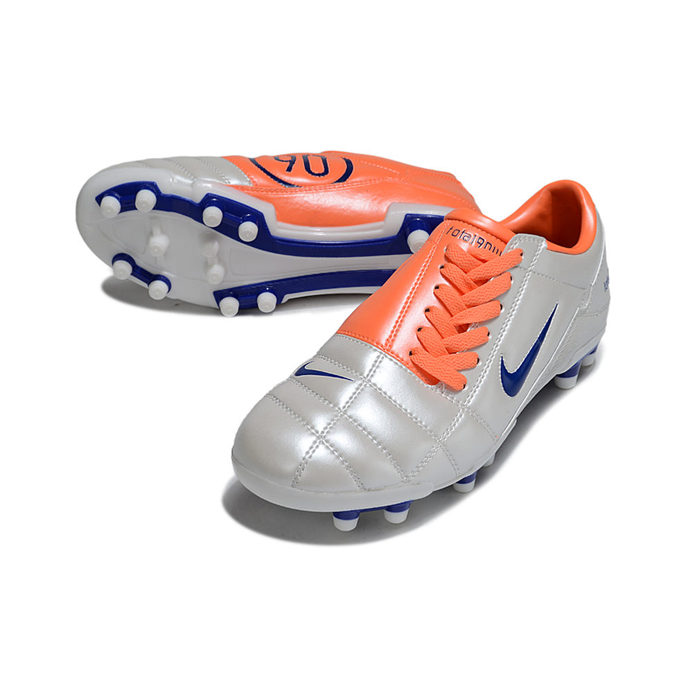 Chuteira Nike Total 90 FG Prata, Laranja e Azul com design icónico e sola FG para relvados naturais.