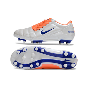 Chuteira Nike Total 90 FG Prata, Laranja e Azul, ideal para futebol, com design icónico e sola FG otimizada.