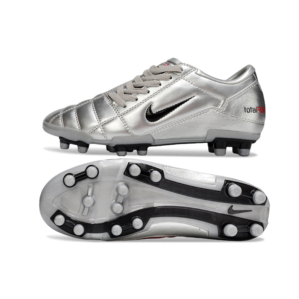 Chuteira Nike Total 90 FG Prateada com design icônico e solado FG para campos naturais.