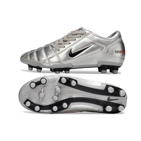 Chuteira Nike Total 90 FG Prateada com design icônico e solado FG para campos naturais.