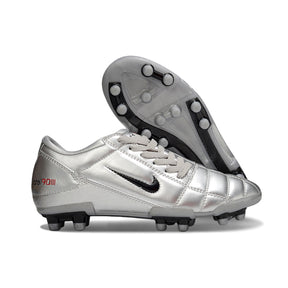 Chuteira Nike Total 90 FG Prateada com design prateado e sola FG para desempenho em campos naturais.