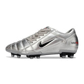Chuteira Nike Total 90 FG Prateada com design prateado e solado FG para grama natural.