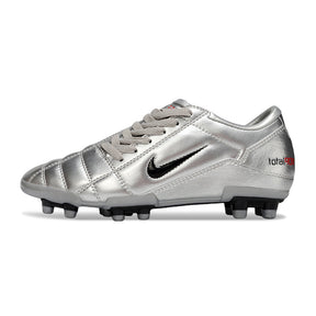 Chuteira Nike Total 90 FG Prateada com design prateado e solado FG para grama natural.