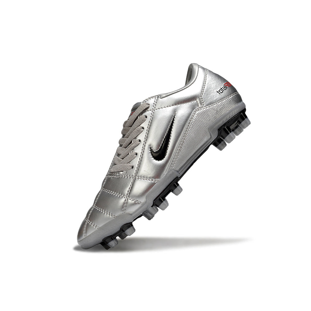 Chuteira Nike Total 90 FG Prateada em tom prateado com design moderno e solado FG para campos naturais.