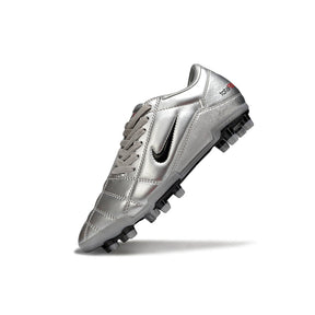 Chuteira Nike Total 90 FG Prateada em tom prateado com design moderno e solado FG para campos naturais.