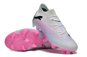 Chuteira Puma Future 7 FG Branca e Rosa com design moderno e tecnologia de ajuste anatômico.