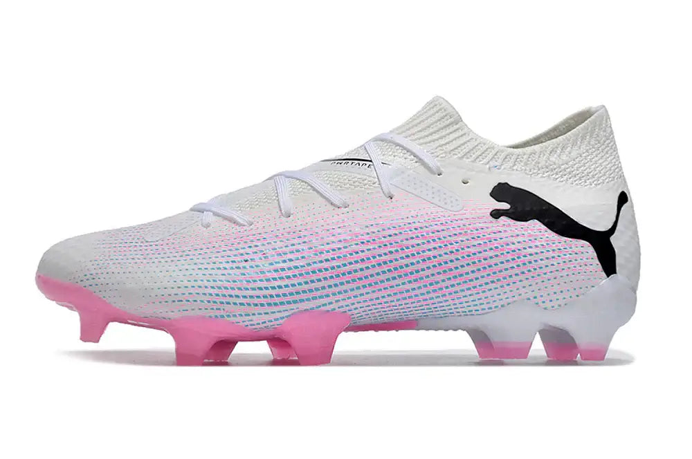 Chuteira Puma Future 7 FG Branca e Rosa vista lateral com detalhes em rosa e preto.