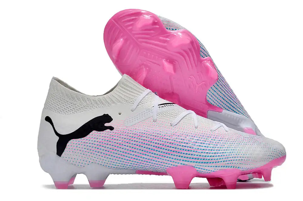 Chuteira Puma Future 7 FG Branca e Rosa com detalhes em rosa e sola emborrachada para melhor desempenho em campo.