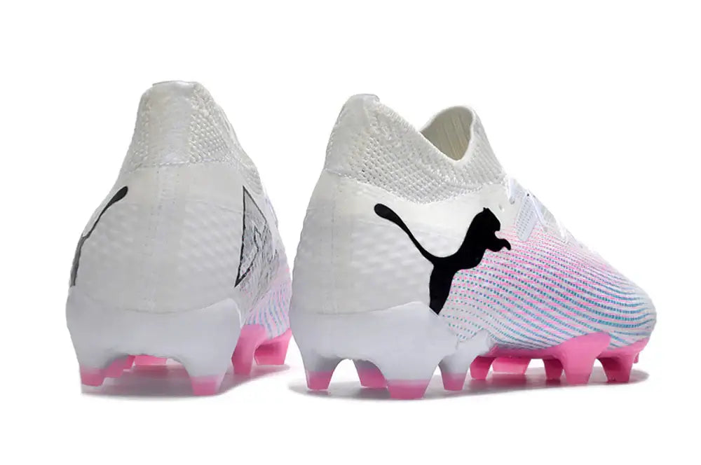 Chuteira Puma Future 7 FG Branca e Rosa vista traseira com detalhes em rosa e preto.