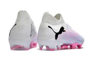 Chuteira Puma Future 7 FG Branca e Rosa vista traseira com detalhes em rosa e preto.