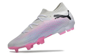 Chuteira Puma Future 7 FG Branca e Rosa com design inovador e moderno para futebol.