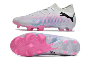 Chuteira Puma Future 7 FG Branca e Rosa com design inovador e sola de borracha para excelente tração em campo.