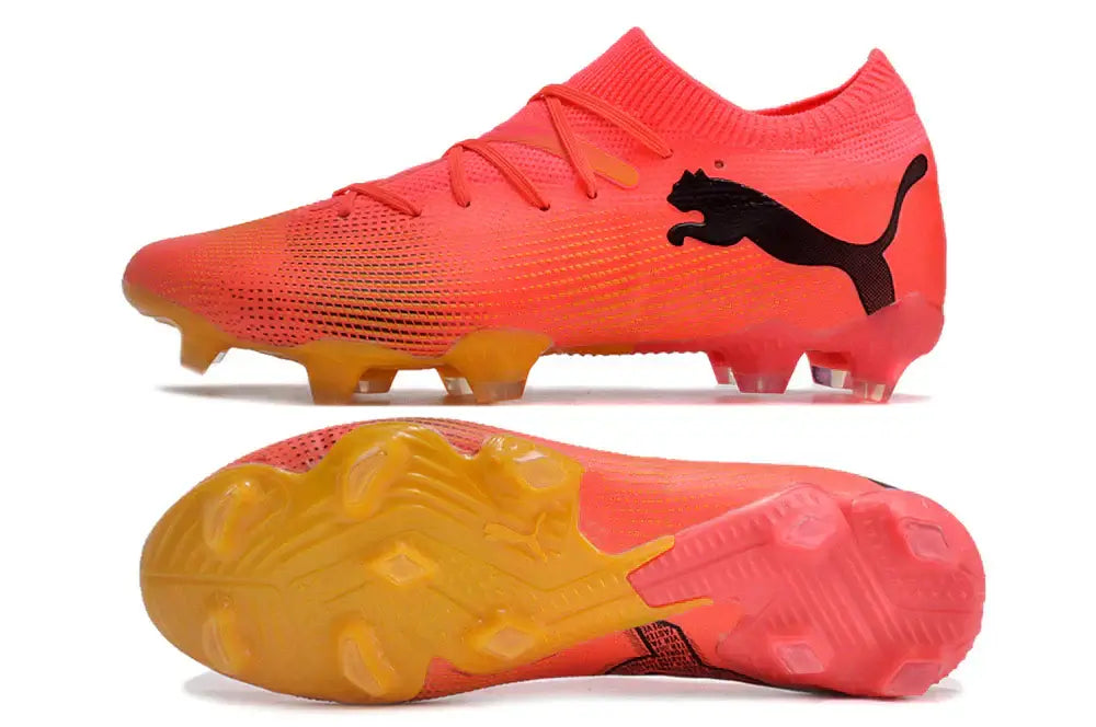 Chuteira Puma Future 7 FG Laranja e Rosa com design vibrante e tecnologia para jogos em campo.
