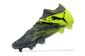 Chuteira Puma Future 7 FG "Rush Pack" em cinza e amarelo, ideal para velocidade e controle no futebol.