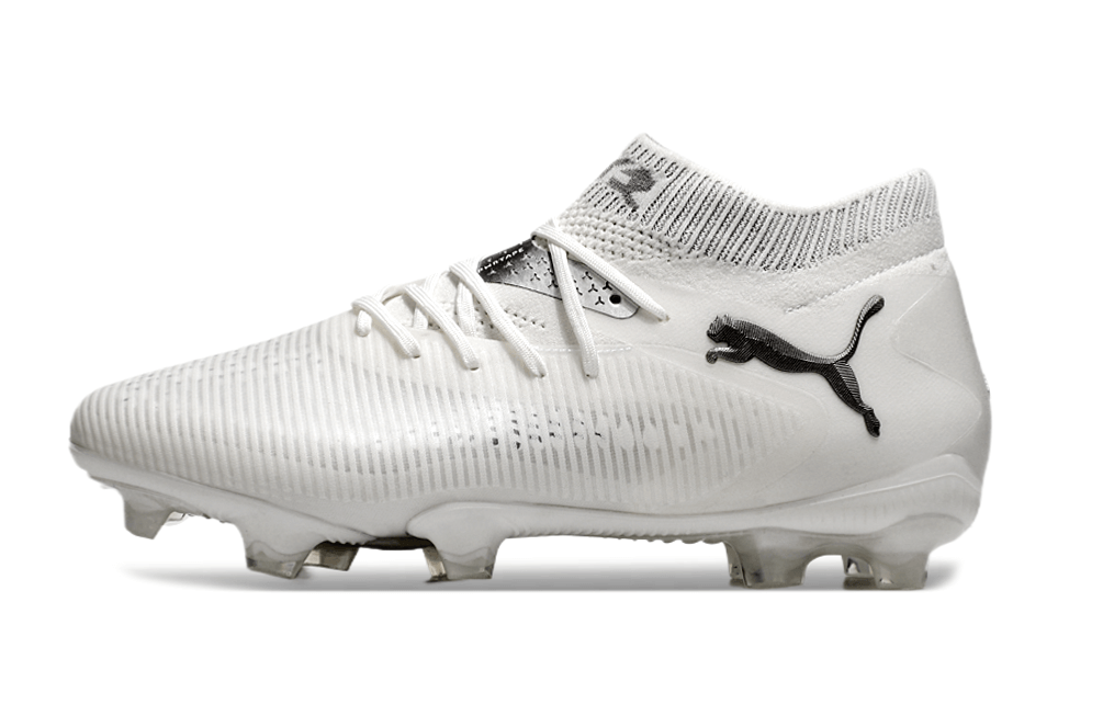 Chuteira Puma Future 8 FG - Branca lateral, destacando design anatômico e sola FG para desempenho em campo.