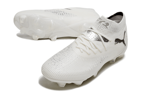 Chuteira Puma Future 8 FG - Branca, modelo em branco, design anatómico para conforto e desempenho no futebol.