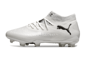 Chuteira Puma Future 8 FG - Branca lateral, destacando design anatômico e sola FG para desempenho em campo.