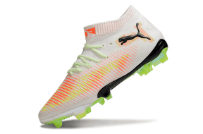 Chuteira Puma Future 8 FG - Branca e Laranja em destaque com sola FG e design moderno para futebol.
