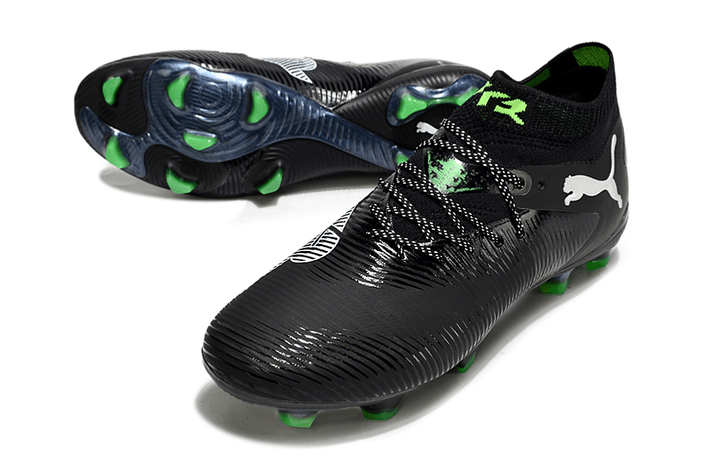 Chuteira Puma Future 8 FG - Preta e Verde, design moderno e otimizado para terrenos naturais.