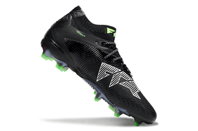 Chuteira Puma Future 8 FG - Preta e Verde em ângulo lateral, destacando seu design moderno e cores vibrantes.