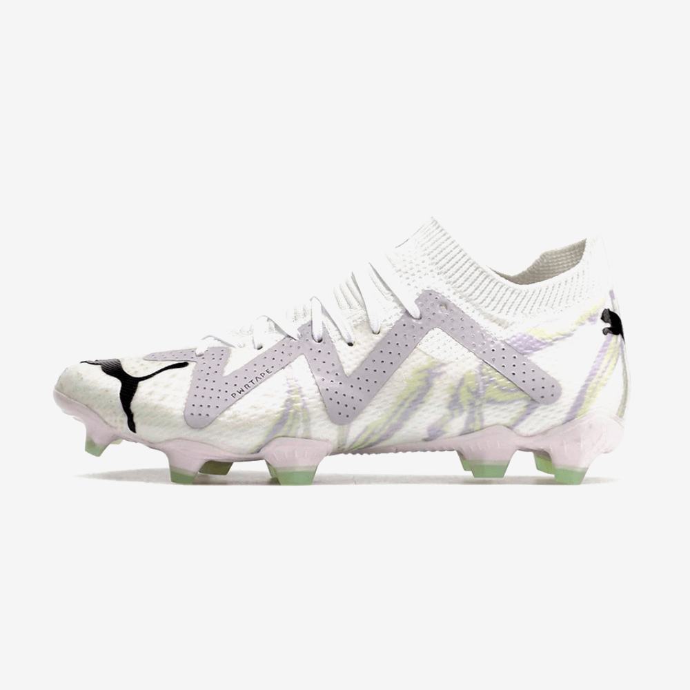Chuteira Puma Future Ultimate FG Branca em design minimalista com tonalidades brancas e detalhes em lilás.