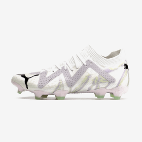 Chuteira Puma Future Ultimate FG Branca em design minimalista com tonalidades brancas e detalhes em lilás.