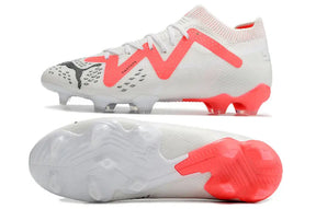 Chuteira Puma Future Ultimate FG Branca e Rosa com design leve e tecnologia para jogadores que buscam desempenho em campo.