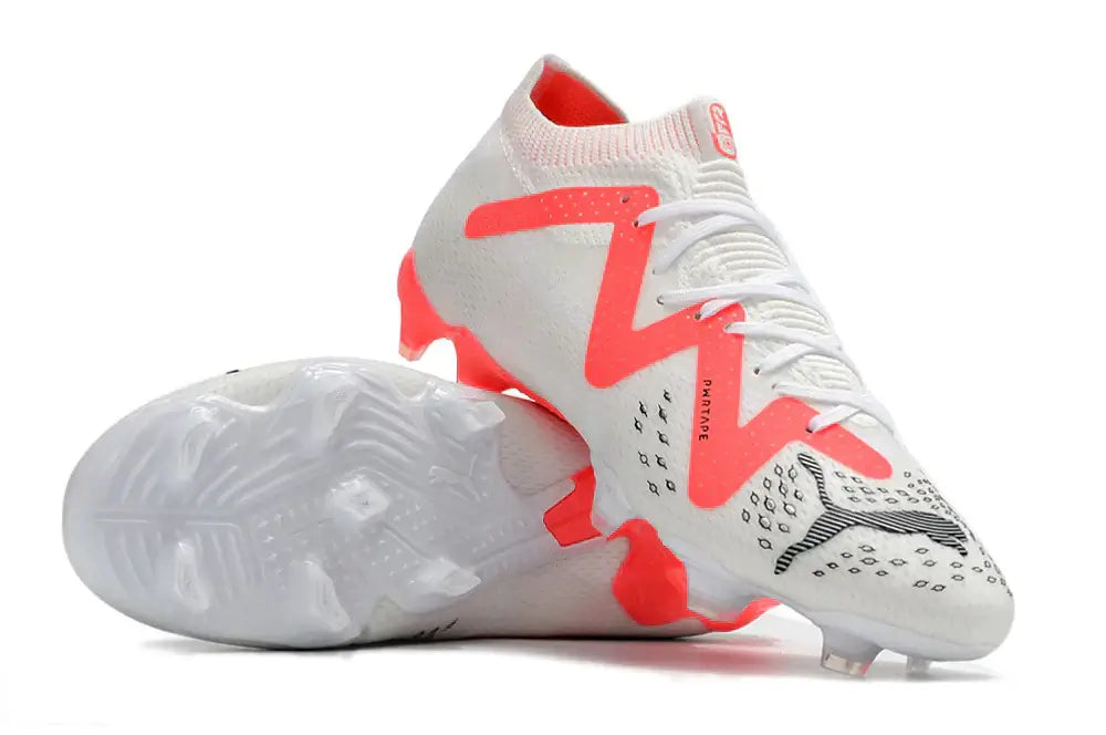 Chuteira Puma Future Ultimate FG Branca e Rosa com design leve para desempenho máximo no futebol.
