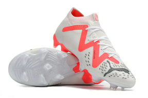 Chuteira Puma Future Ultimate FG Branca e Rosa com design leve para desempenho máximo no futebol.