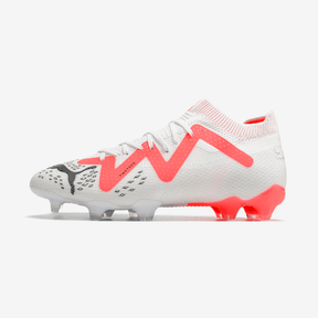 Chuteira Puma Future Ultimate FG Branca e Rosa com design inovador e solado FG para máximo desempenho no futebol.