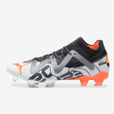 Chuteira Puma Future Ultimate FG Cinza, Branca e Laranja vista lateral com design moderno