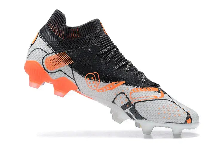 Chuteira Puma Future Ultimate FG Cinza, Branca e Laranja com design moderno e tração para campos firmes.