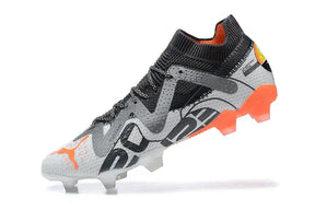 Chuteira Puma Future Ultimate FG Cinza, Branca e Laranja, design moderno e agressivo para desempenho em campo.