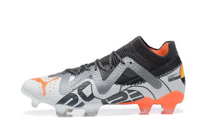 Chuteira Puma Future Ultimate FG Cinza, Branca e Laranja em ângulo lateral com design moderno.