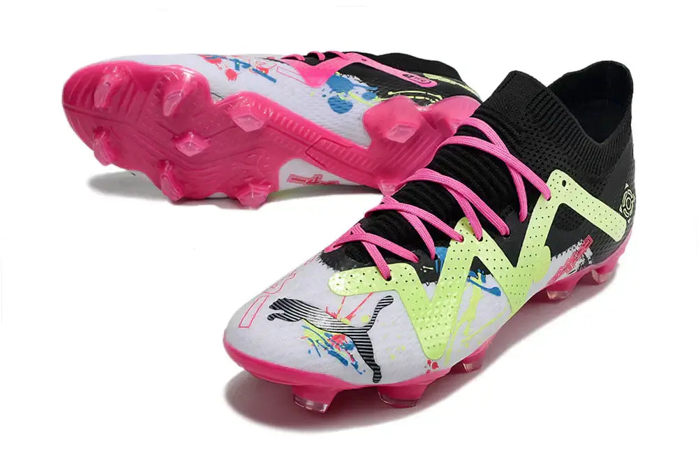 Chuteira Puma Future Ultimate FG Preta, Verde e Rosa com design colorido e moderno para desempenho em campo.