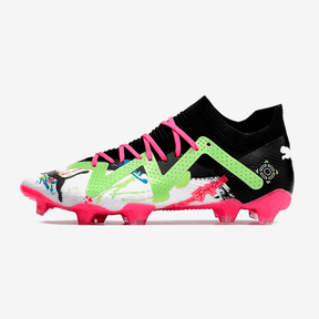 Chuteira Puma Future Ultimate FG Preta, Verde e Rosa em ângulo lateral com detalhes vibrantes.