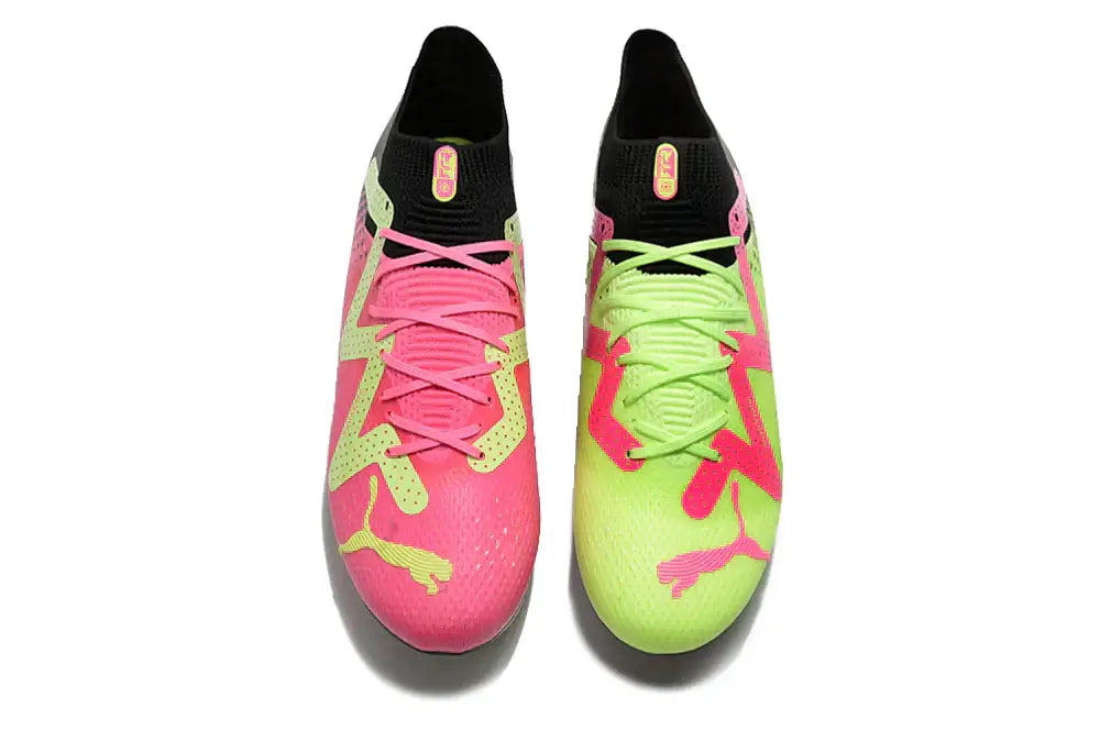 Chuteira Puma Future Ultimate FG Verde, Rosa e Preta com design vibrante e tecnologia inovadora.