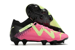 Chuteira Puma Future Ultimate FG Verde, Rosa e Preta vista lateral com detalhes vibrantes.