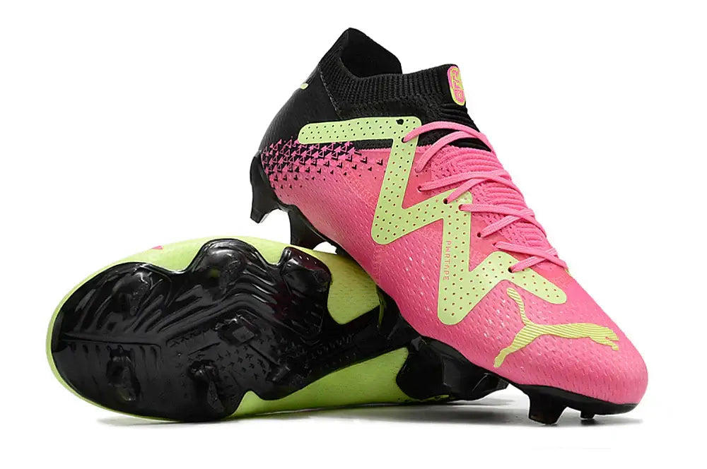 Chuteira Puma Future Ultimate FG Verde, Rosa e Preta com design moderno e tecnologia inovadora.