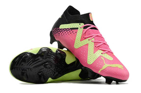 Chuteira Puma Future Ultimate FG Verde, Rosa e Preta com design moderno e tecnologia inovadora.
